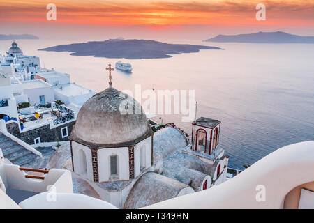 Santorin, Grèce. Vue de la ville de Thira, au coucher du soleil. Banque D'Images