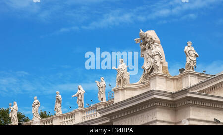 Vue rapprochée de statues au-dessus des colonnes de la place Saint Pierre, le Vatican Banque D'Images