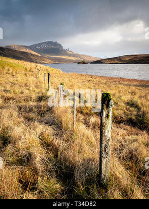 Les poteaux de clôture le long du côté du Loch Fadan menant vers le vieil homme de Storr au loin. Banque D'Images