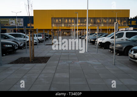 RIGA, Lettonie - 3 avril 2019 : entrée principale du centre commercial IKEA au cours du soir et le vent sombre - Ciel bleu en arrière-plan - centre commercial populaire Banque D'Images