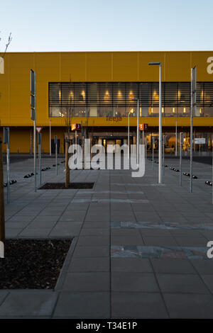 RIGA, Lettonie - 3 avril 2019 : entrée principale du centre commercial IKEA au cours du soir et le vent sombre - Ciel bleu en arrière-plan - centre commercial populaire Banque D'Images