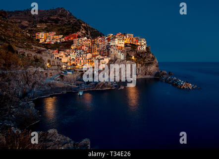 Manarola, Cinque Terre (Riviera Italienne Ligurie), l'Italie - italien célèbre les destinations de voyage Banque D'Images