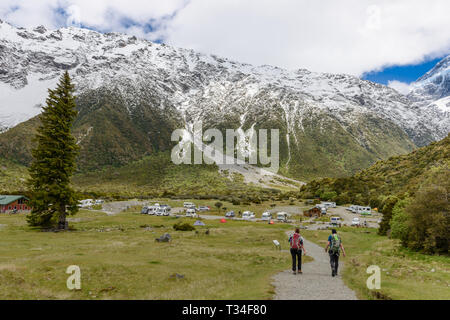 Les touristes sont de retour au camp de base après une marche le long de la piste, la vallée Hooker Nouvelle Zélande Banque D'Images