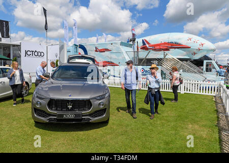 Sunny day out pour les personnes à la recherche à gray Maserati Levante (SUV de luxe voiture) stationné sur JCT600 trade support - grand show du Yorkshire, Harrogate, England, UK Banque D'Images