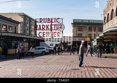 Entrée principale du Marché Pike de Seattle avec le characteristical signer et de gens allant et venant. Banque D'Images