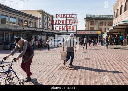 Entrée principale du Marché Pike de Seattle avec le characteristical signer et de gens allant et venant. Banque D'Images