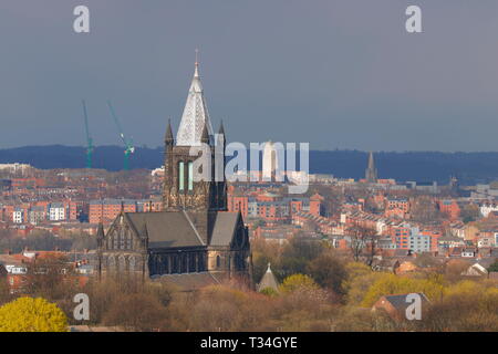 Église Saint-Bartholomews à Wortley avec vue sur Leeds en arrière-plan. Banque D'Images