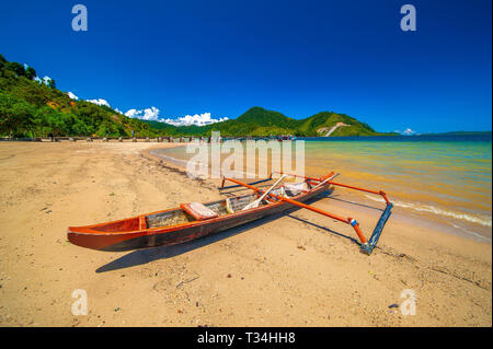 Jukung traditionnel boat on beach, Indonésie Banque D'Images