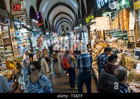 08/19/2012 ISTANBUL, TURQUIE - Les touristes visitant pour le shopping au marché aux épices Banque D'Images