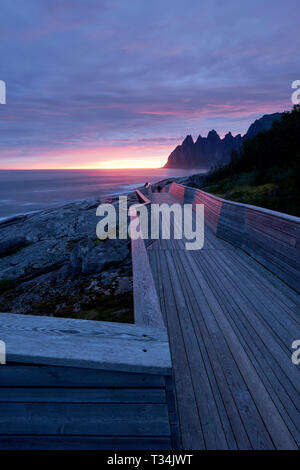 Le Tungeneset promenade et vue dans le soleil de minuit à la recherche à l'échelle et Steinsfjord Ersfjord à Okshornan sur montagnes Senja island en Norvège Banque D'Images