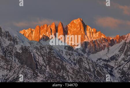 Mount Whitney au lever du soleil, Alabama Hills National Recreation Area, California, United States Banque D'Images