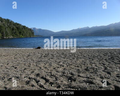 Plage de sable volcanique noir au lac Futalaufquen, Chubut, Argentine. Banque D'Images