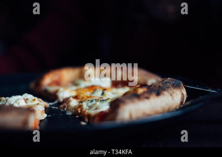 Close-up de pizzas au feu de bois avec du fromage Banque D'Images