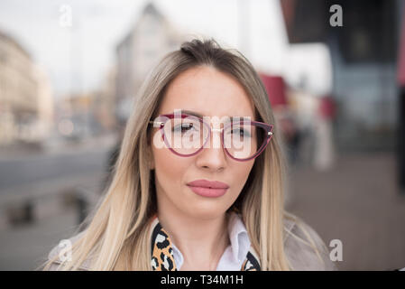 Portrait d'une femme debout dans la rue portant des lunettes, Bosnie et Herzégovine Banque D'Images