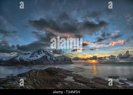 Un coucher de soleil à partir de Mt Bergan, Offersoya, Vestvagoy, Lofoten, Nordland, Norvège Banque D'Images