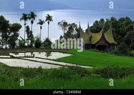 Temple par Maninjau depuis le lac, à l'Ouest de Sumatra, Indonésie Banque D'Images