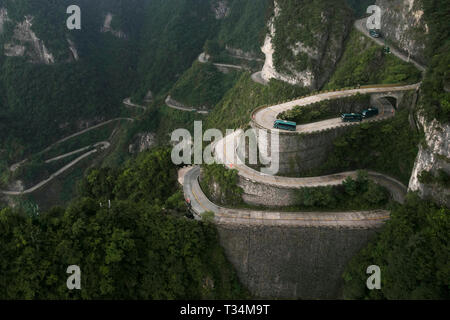 Route sinueuse, montagne Tianmen, Zhangjiajie, Hunan, Chine Banque D'Images