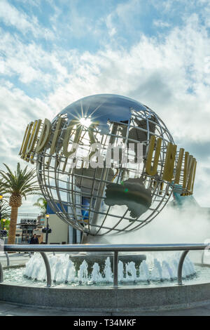 Parc à thème Universal Studios, célèbre globe en rotation à l'entrée du parc, Hollywood, Californie, USA Banque D'Images