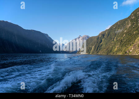 Boat Service à Milford Sound, île du Sud, Nouvelle-Zélande Banque D'Images