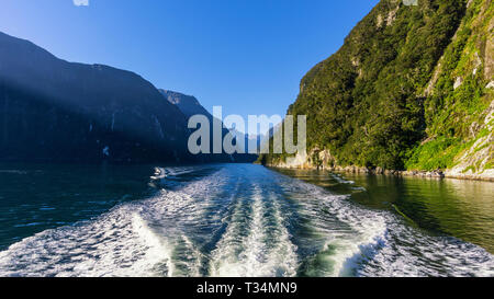 Boat Service à Milford Sound, île du Sud, Nouvelle-Zélande Banque D'Images