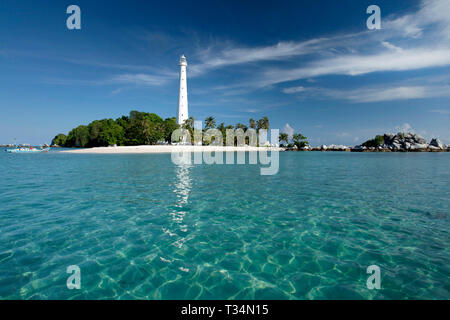 Le phare sur l'île de Lengkuas, Belitung, Indonésie Banque D'Images