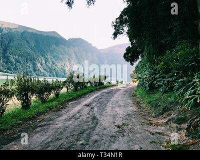 Route de terre longtemps le bord de Lagoa Azul et Lagoa das Sete Cidades, Ginetes, l'île de São Miguel, Açores, Portugal Banque D'Images