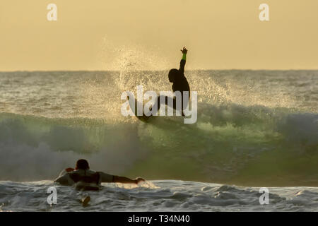 Silhouette de deux surfeurs, Sopelana, Bilbao, Espagne Banque D'Images