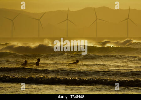 Trois surfeurs à l'océan, plage de Sopelana, Bilbao, Espagne Banque D'Images