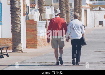 Couple marchant le long d'une promenade de la plage, Malaga, Espagne Banque D'Images