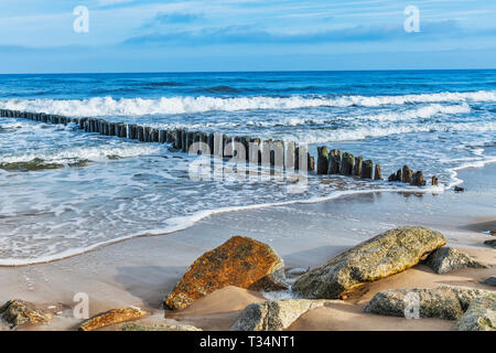 Plage avec des épis sur la mer Baltique, olobrzeg, Poméranie occidentale, Pologne, Europe Banque D'Images