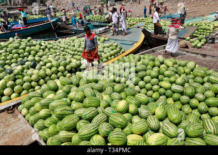 Dhaka, Bangladesh - 06 Avril 2019 : une énorme quantité de pastèques a été portée à l'Badamtolighat à Dhaka à partir de différents quartiers en bateau pour Banque D'Images