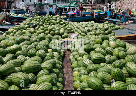 Dhaka, Bangladesh - 06 Avril 2019 : une énorme quantité de pastèques a été portée à l'Badamtolighat à Dhaka à partir de différents quartiers en bateau pour Banque D'Images