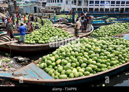 Dhaka, Bangladesh - 06 Avril 2019 : une énorme quantité de pastèques a été portée à l'Badamtolighat à Dhaka à partir de différents quartiers en bateau pour Banque D'Images