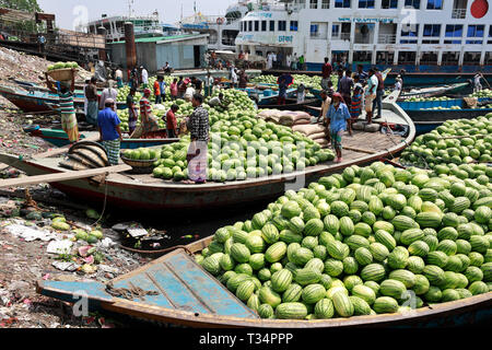 Dhaka, Bangladesh - 06 Avril 2019 : une énorme quantité de pastèques a été portée à l'Badamtolighat à Dhaka à partir de différents quartiers en bateau pour Banque D'Images