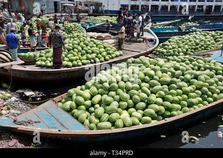 Dhaka, Bangladesh - 06 Avril 2019 : une énorme quantité de pastèques a été portée à l'Badamtolighat à Dhaka à partir de différents quartiers en bateau pour Banque D'Images