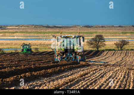 L'exercice de tracteurs en forme de lit de suivi par l'ensemencement des champs au début de l'heure à ressorts Burnham Overy dans North Norfolk, East Anglia, Angleterre, RU Banque D'Images