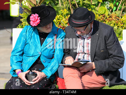 Hippodrome d'Aintree, Aintree, UK. 6ème apr 2019. Le Grand National 2019 festival, jour 3 ; l'étude de la forme d'adresses à Aintree Credit : Action Plus Sport/Alamy Live News Banque D'Images