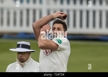 Londres, Royaume-Uni. 6ème apr 2019. Liam Plunkett bowling pour la première fois de Surrey à l'Ovale comme ils prennent sur Durham MCCU à la Kia Oval sur trois jours de la journée 3 match. Crédit : David Rowe/Alamy Live News Banque D'Images