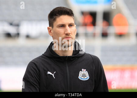 Newcastle, Royaume-Uni. 6ème apr 2019. Le Newcastle United Federico Fernandez arrive avant le premier match de championnat entre Newcastle United et Crystal Palace à St James Park, Newcastle . Usage éditorial uniquement, licence requise pour un usage commercial. Aucune utilisation de pari, de jeux ou d'un seul club/ligue/dvd publications. Photographie peut uniquement être utilisé pour les journaux et/ou à des fins d'édition de magazines. Ne peut être utilisé pour les publications impliquant 1 joueur, 1 ou 1 concours club sans autorisation écrite de données Football Co Ltd. Crédit : MI News & Sport /Alamy Live News Banque D'Images