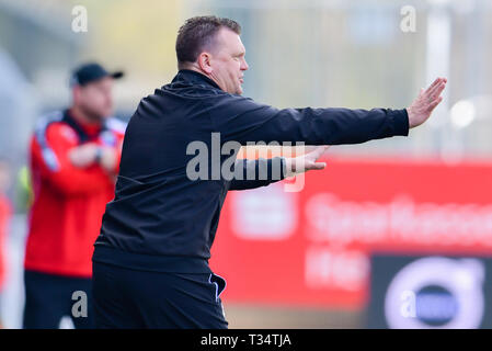 Sandhausen, Allemagne. 06 avr, 2019. Soccer : 2ème Bundesliga, le SV Sandhausen - SC Paderborn 07, 28e journée, à Hardtwaldstadion. Le formateur de Sandhausen Uwe Koschinat gesticule. Credit : Uwe Anspach/DPA - NOTE IMPORTANTE : en conformité avec les exigences de la DFL Deutsche Fußball Liga ou la DFB Deutscher Fußball-Bund, il est interdit d'utiliser ou avoir utilisé des photographies prises dans le stade et/ou la correspondance dans la séquence sous forme d'images et/ou vidéo-comme des séquences de photos./dpa/Alamy Live News Banque D'Images