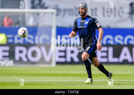 Sandhausen, Allemagne. 06 avr, 2019. Soccer : 2ème Bundesliga, le SV Sandhausen - SC Paderborn 07, 28e journée, à Hardtwaldstadion. Paderborn est Klaus Gjasula joue la balle. Credit : Uwe Anspach/DPA - NOTE IMPORTANTE : en conformité avec les exigences de la DFL Deutsche Fußball Liga ou la DFB Deutscher Fußball-Bund, il est interdit d'utiliser ou avoir utilisé des photographies prises dans le stade et/ou la correspondance dans la séquence sous forme d'images et/ou vidéo-comme des séquences de photos./dpa/Alamy Live News Banque D'Images