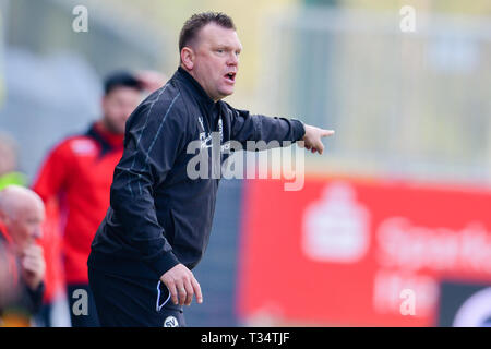 Sandhausen, Allemagne. 06 avr, 2019. Soccer : 2ème Bundesliga, le SV Sandhausen - SC Paderborn 07, 28e journée, à Hardtwaldstadion. Le formateur de Sandhausen Uwe Koschinat gesticule. Credit : Uwe Anspach/DPA - NOTE IMPORTANTE : en conformité avec les exigences de la DFL Deutsche Fußball Liga ou la DFB Deutscher Fußball-Bund, il est interdit d'utiliser ou avoir utilisé des photographies prises dans le stade et/ou la correspondance dans la séquence sous forme d'images et/ou vidéo-comme des séquences de photos./dpa/Alamy Live News Banque D'Images