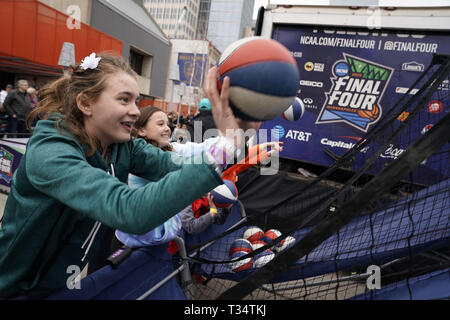 Minneapolis, MN, USA. 5ème apr 2019. Lily Larson, 14, de gauche, pousses paniers avec ami Brooklyn Erickson, 11, tous deux de Minneapolis, au Tip-Off Hayon sur Nicollet Mall. ] LEILA NAVIDI ''¢ .leila.navidi@startribune.com INFORMATIONS GÉNÉRALES : Final quatre fans se rassemblent à l'Tip-Off parti de hayon sur Nicollet Mall le vendredi 5 avril, 2019. Credit : Leila Navidi/Minneapolis Star Tribune/ZUMA/Alamy Fil Live News Banque D'Images