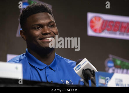 Minneapolis, MN, USA. 5ème apr 2019. Duc etre à Sion Williamson a été nommé Oscar Robertson, joueur de l'année.et AP Player de l'année vendredi à la US Bank Stadium. . ] CARLOS GONZALEZ ''' ''" cgonzalez@startribune.com Minneapolis, MN ''" le 5 avril 2019, US Bank Stadium, NCAA Final Four Basket-ball, de crédit : Carlos Gonzalez/Minneapolis Star Tribune/ZUMA/Alamy Fil Live News Banque D'Images