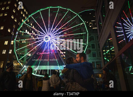 Minneapolis, MN, USA. 5ème apr 2019. Carlos Abril et Andres de l'Almudena, tous deux venus de l'Espagne, partager un baiser en face de la grande roue sur Nicollet Mall pendant Tip-Off hayon. ] LEILA NAVIDI Â¥ .leila.navidi@startribune.com INFORMATIONS DE BASE : fan de la finale quatre de se réunir à l'Tip-Off hayon arrière à Nicollet Mall à Minneapolis le vendredi 5 avril, 2019. Credit : Leila Navidi/Minneapolis Star Tribune/ZUMA/Alamy Fil Live News Banque D'Images