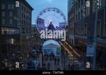 Minneapolis, MN, USA. 5ème apr 2019. Quatre ventilateurs final rassembler et monter la grande roue au Tip-Off hayon arrière à Nicollet Mall. ] LEILA NAVIDI Â¥ .leila.navidi@startribune.com INFORMATIONS GÉNÉRALES : Final quatre fans se rassemblent à l'Tip-Off hayon arrière à Nicollet Mall à Minneapolis le vendredi 5 avril, 2019. Credit : Leila Navidi/Minneapolis Star Tribune/ZUMA/Alamy Fil Live News Banque D'Images