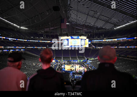 Mpls, MN, USA. 5ème apr 2019. Au Minnesota, USA - Etats-Unis - Fans pris dans la scène à la US Bank Stadium vendredi. ] Aaron Lavinsky Â¥ aaron.lavinsky@startribune.com .fans ont obtenu leur premier coup d'oeil à la NCAA de basket-ball de 2019 hommes finale quatre lieu le vendredi 5 avril, 2019 à US Bank Stadium à Minneapolis, Minn. Crédit : Aaron Lavinsky/Minneapolis Star Tribune/ZUMA/Alamy Fil Live News Banque D'Images