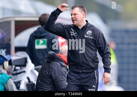 Sandhausen, Allemagne. 06 avr, 2019. Soccer : 2ème Bundesliga, le SV Sandhausen - SC Paderborn 07, 28e journée, à Hardtwaldstadion. Le formateur de Sandhausen Uwe Koschinat gesticule. Credit : Uwe Anspach/DPA - NOTE IMPORTANTE : en conformité avec les exigences de la DFL Deutsche Fußball Liga ou la DFB Deutscher Fußball-Bund, il est interdit d'utiliser ou avoir utilisé des photographies prises dans le stade et/ou la correspondance dans la séquence sous forme d'images et/ou vidéo-comme des séquences de photos./dpa/Alamy Live News Banque D'Images