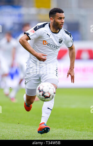 Sandhausen, Allemagne. 06 avr, 2019. Soccer : 2ème Bundesliga, le SV Sandhausen - SC Paderborn 07, 28e journée, à Hardtwaldstadion. Sandhausens Andrew Wooten joue la balle. Credit : Uwe Anspach/DPA - NOTE IMPORTANTE : en conformité avec les exigences de la DFL Deutsche Fußball Liga ou la DFB Deutscher Fußball-Bund, il est interdit d'utiliser ou avoir utilisé des photographies prises dans le stade et/ou la correspondance dans la séquence sous forme d'images et/ou vidéo-comme des séquences de photos./dpa/Alamy Live News Banque D'Images