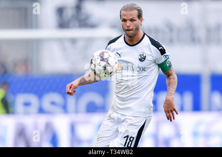 Sandhausen, Allemagne. 06 avr, 2019. Soccer : 2ème Bundesliga, le SV Sandhausen - SC Paderborn 07, 28e journée, à Hardtwaldstadion. Sandhausens Dennis Diekmeier joue la balle. Credit : Uwe Anspach/DPA - NOTE IMPORTANTE : en conformité avec les exigences de la DFL Deutsche Fußball Liga ou la DFB Deutscher Fußball-Bund, il est interdit d'utiliser ou avoir utilisé des photographies prises dans le stade et/ou la correspondance dans la séquence sous forme d'images et/ou vidéo-comme des séquences de photos./dpa/Alamy Live News Banque D'Images